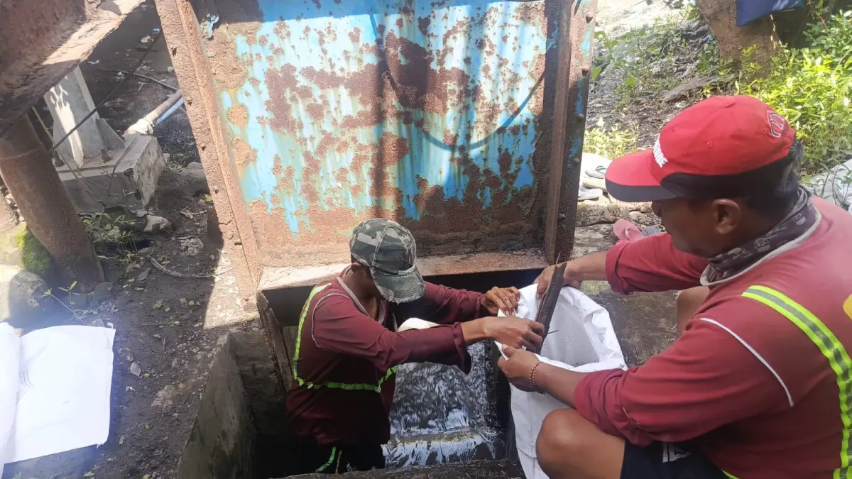 MASUKAN: Komisi C DPRD Surabaya menyoroti perawatan drainase lama. Ini menyebabkan penyumbatan dan banjir.(IST/RADAR SURABAYA)
