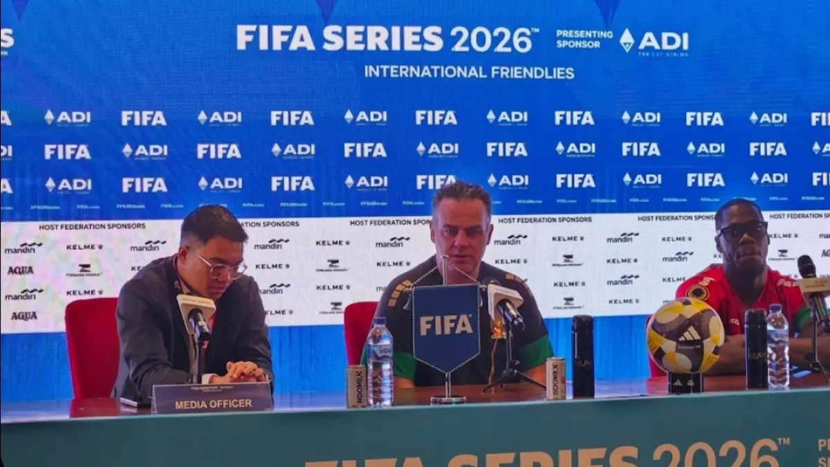 Pelatih timnas St Kitts dan Nevis Marcelo Augusto Silva Serrano (tengah) dan pemainnya Julani Archibald (kanan) menghadiri jumpa pers di Jakarta, Kamis (26/3)./ANTARA/RAUF ADIPATI. 