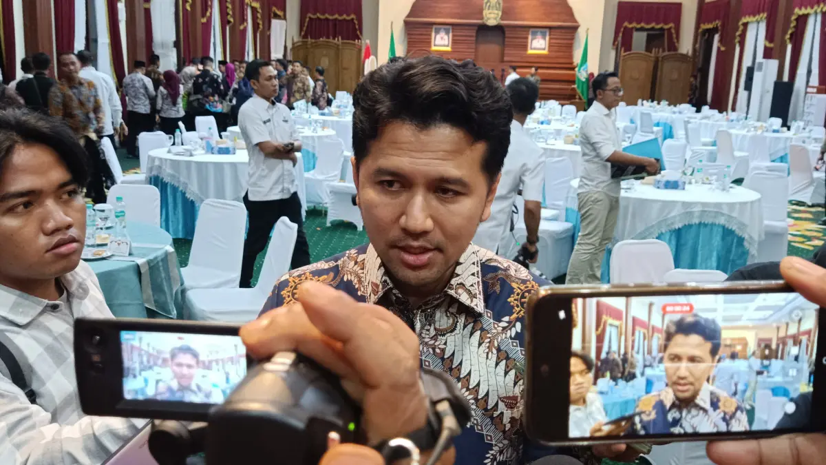 PELAYANAN: Wagub Jatim, Emil Elestianto Dardak, menyebut kebijakan WFH tidak berlaku untuk ASN yang bertugas di bidang pelayanan publik.(IST/RADAR SURABAYA)