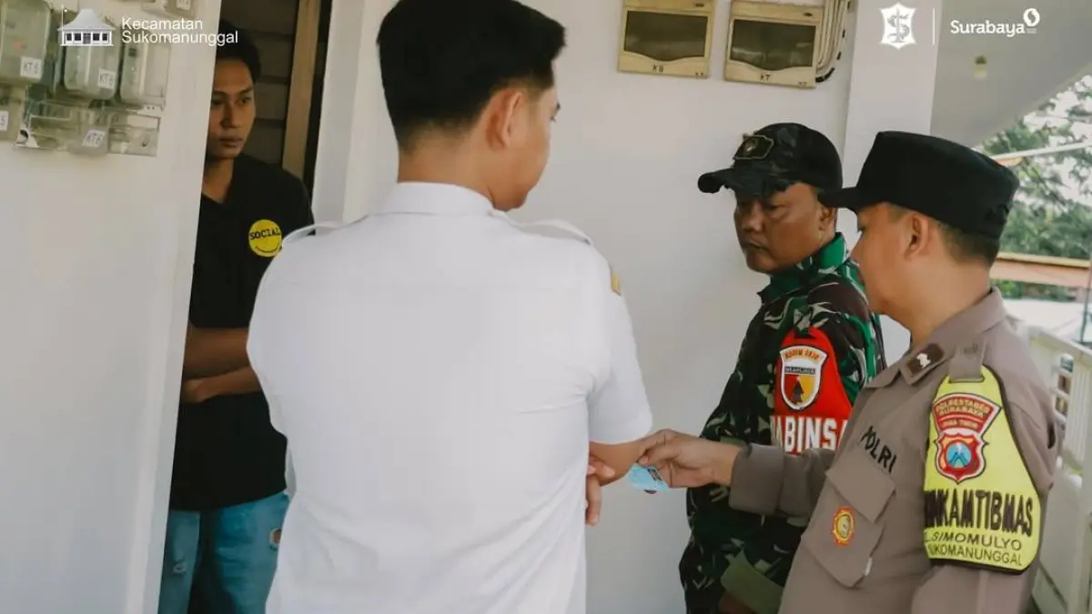 Petugas gabungan melakukan razia kos-kosan di Surabaya. (IST)