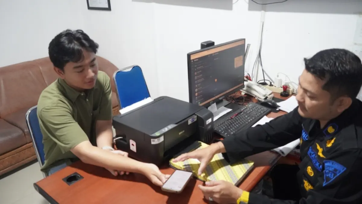 Petugas melayani penumpang yang melaporkan kehilangan barangnya./rahmat sudrajat
