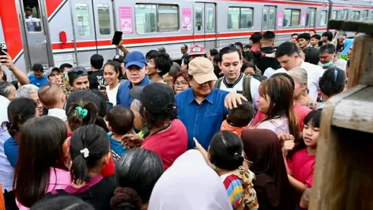 Presiden Prabowo Subianto inspeksi mendadak di permukiman kawasan rel kereta api di Pasar Senen Jakarta. (Setkab)