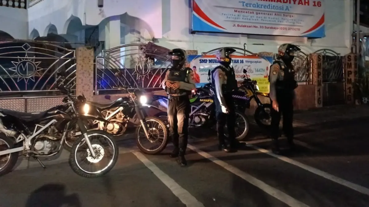 RUTIN: Satsamapta Polres Pelabuhan Tanjung Perak melaksanakan patroli dini hari di wilayah Surabaya. (IST/RADAR SURABAYA)