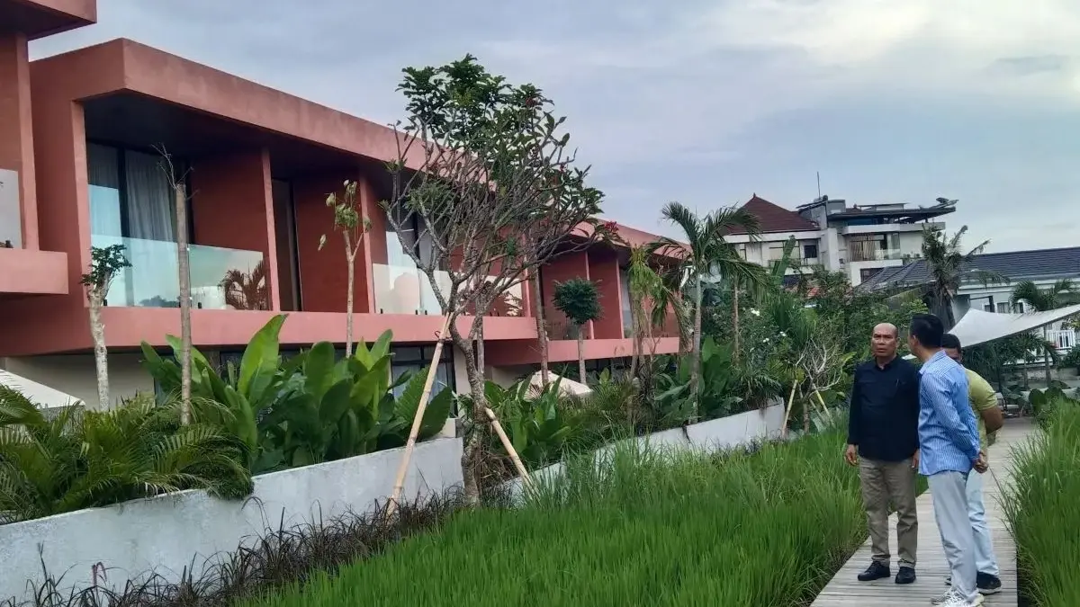 SANTAI: Sejumlah tamu mengamati penginapan yang mereka gunakan untuk mengisi libur Lebaran. (ANTARA)