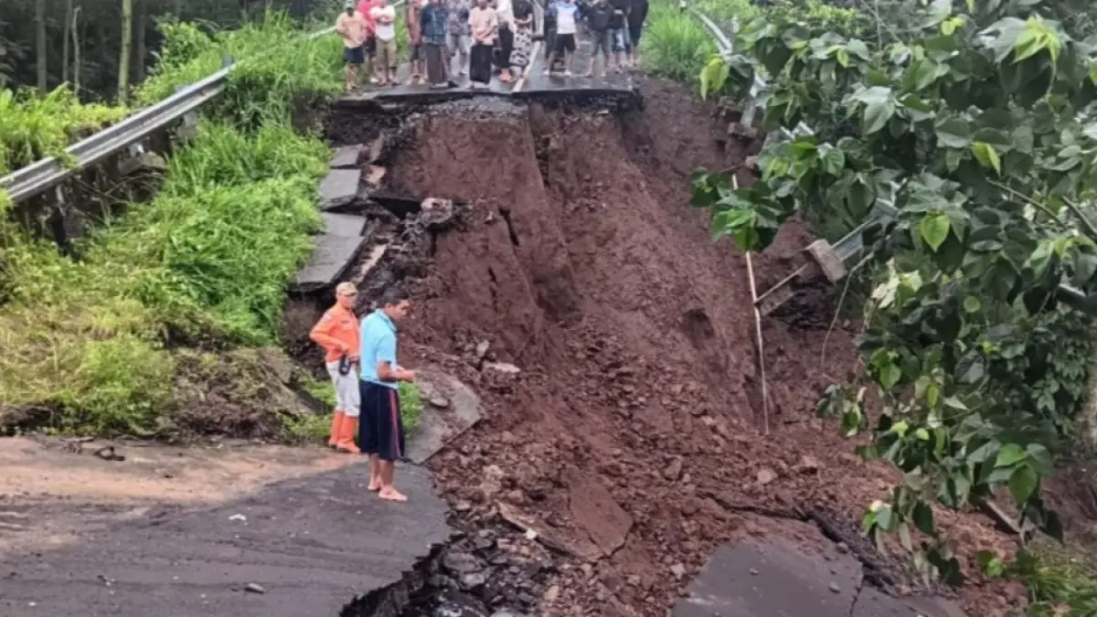 Akes jalur utama menuju wisata Air Terjun Madakaripura longsor dan ambles pada Sabtu (28/3)/. ANTARA/BPBD Probolinggo 