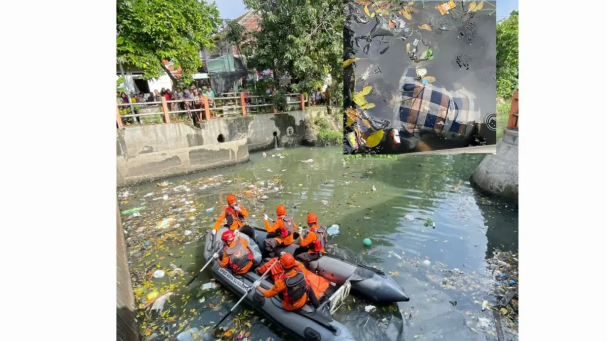EVAKUASI: Petugas saat mengevakuasi mayat mengapung di bozem Jalan Barata Jaya, Surabaya. (IST/RADAR SURABAYA)