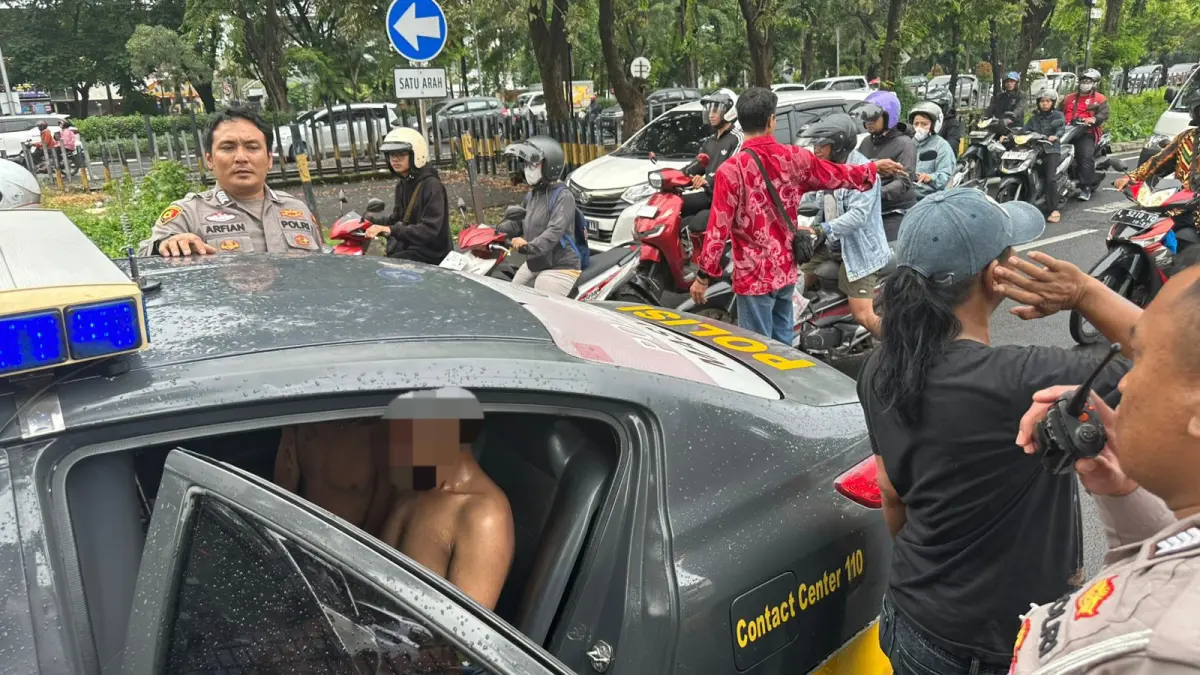 GAGAL: Dua pelaku curanmor saat diamankan usai ditangkap massa di Jalan Ahmad Yani, Surabaya, Sabtu (28/3) sore.(IST/RADAR SURABAYA)