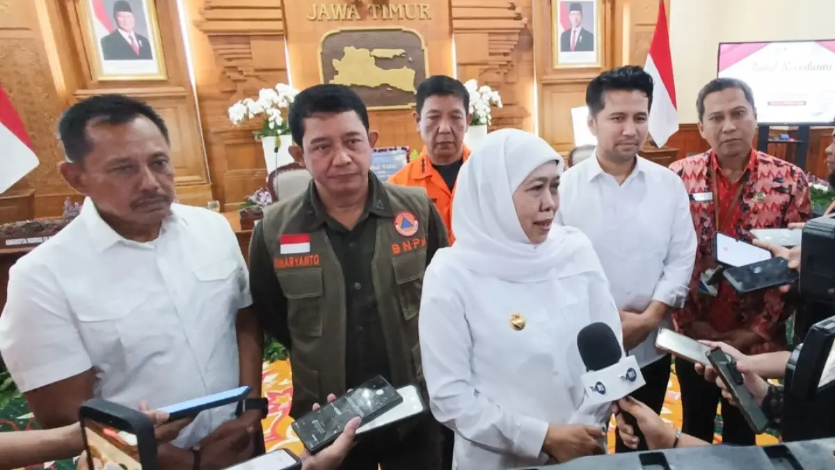 Gubernur Khofifah dalam Rapat koordinasi melibatkan Badan Nasional Penanggulangan Bencana (BNPB), BMKG Juanda, serta Basarnas Jawa Timur./Mus Purmadani. 