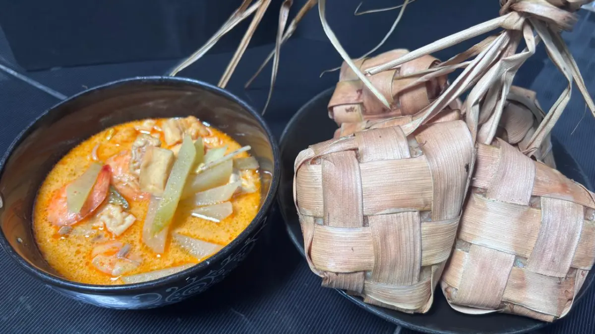 Ketupat tidak hanya sebagai salah satu ikon kuliner nusantara, namun memiliki sejarah panjang dan filosofi mendalam. (Radar Surabaya)