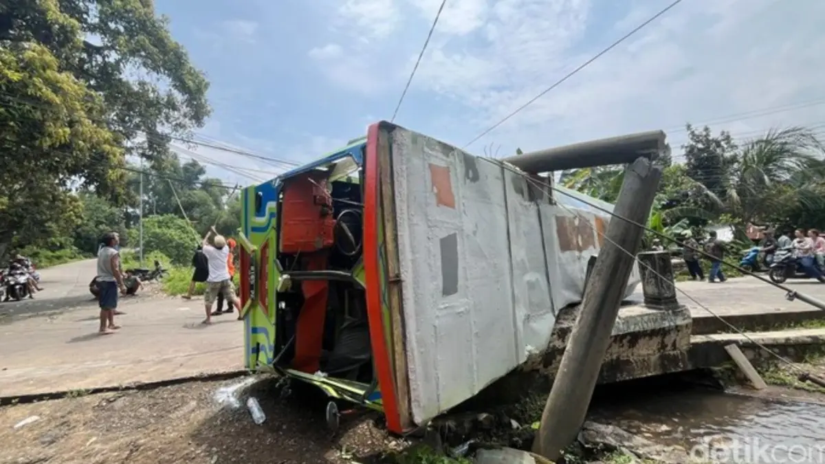 Kondisi kereta kelinci yang terguling di Jalan Dusun Jati, Desa Jatidukuh, Gondang, Mojokerto dan menewaskan satu orang, Sabtu (28/3). (Detikcom)