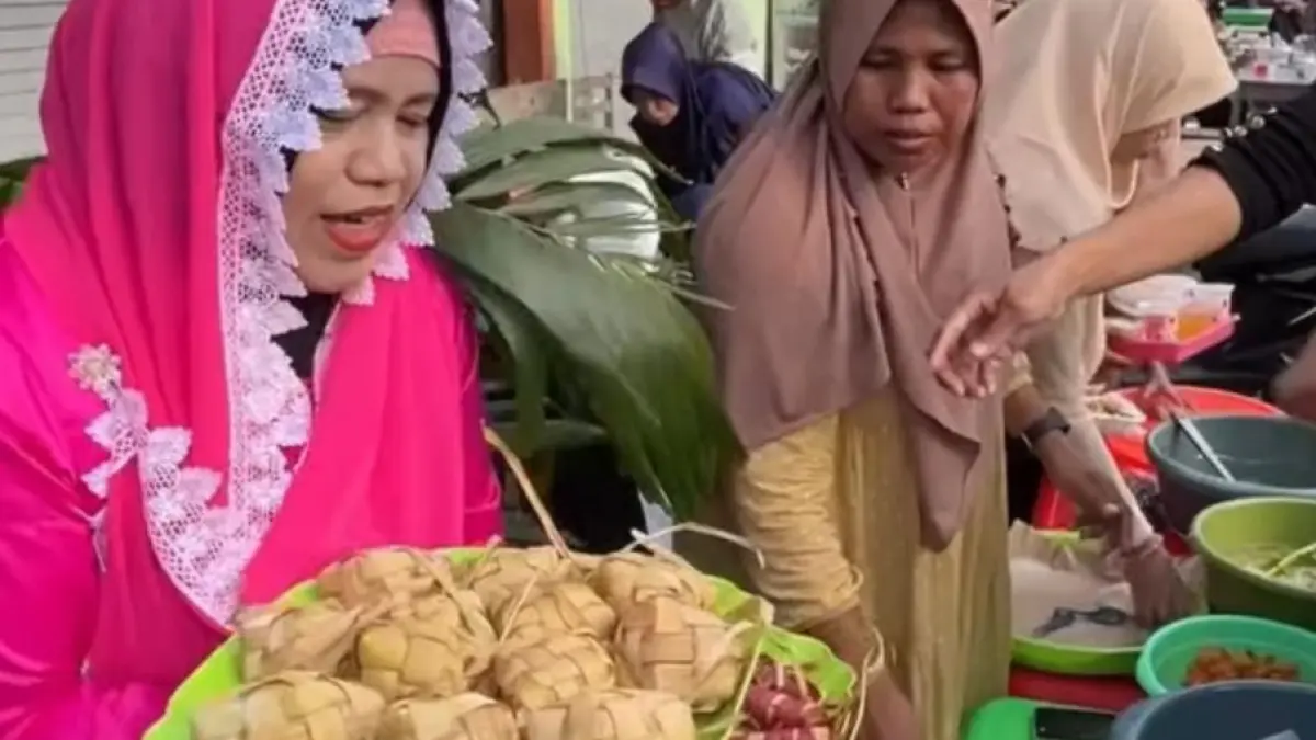 Lebaran Ketupat merupakan tradisi turun temurun yang digelar warga di Sukolilo Baru Surabaya. (Rahmat Sudrajat/Radar Surabaya)