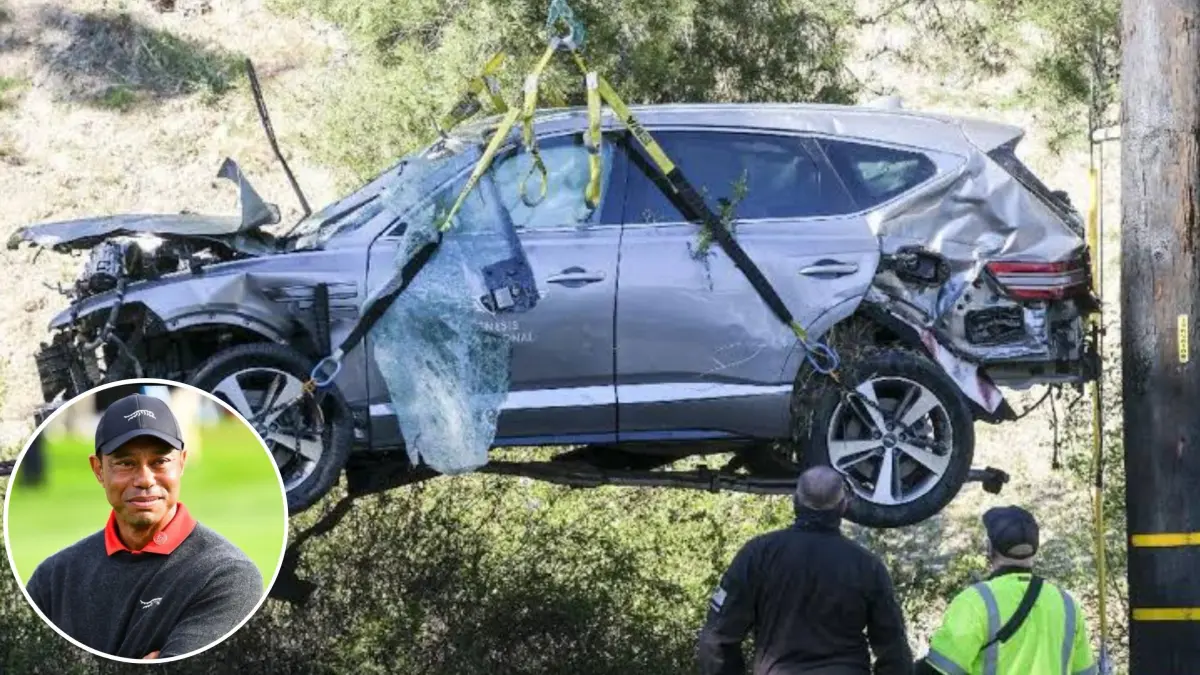 Mobil Tiger Woods ringsek usai kecelakaan di kawasan South Beach Road, Martin County, Jumat (27/3). (AP)