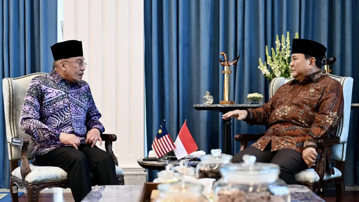 PM Malaysia Anwar Ibrahim berbincang dengan Presiden Indonesia Prabowo Subianto di Jakarta. (IST)