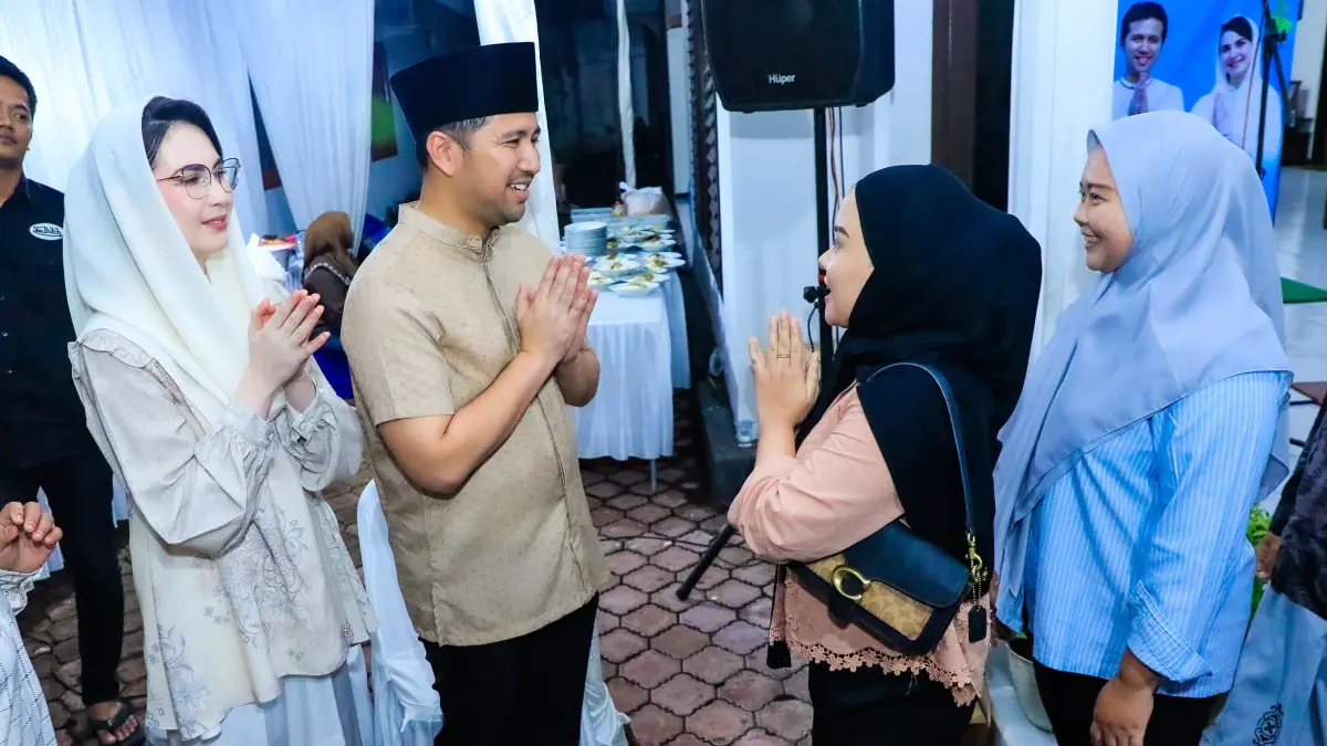 Wagub Jatim Emil Elestianto Dardak bersama istri Arumi Bachsin menggelar Halal Bihalal Idul Fitri 1447 H bersama masyarakat di Ngantru, Kabupaten Trenggalek, Jumat (27/3) malam. (Humas Pemprov Jatim)