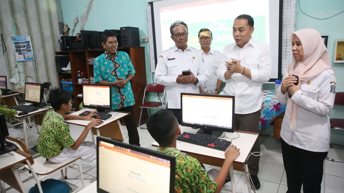 Wali Kota Surabaya Eri Cahyadi saat meninjau pelaksanaan TKA tahun lalu. (Dok. Humas Pemkot Surabaya)