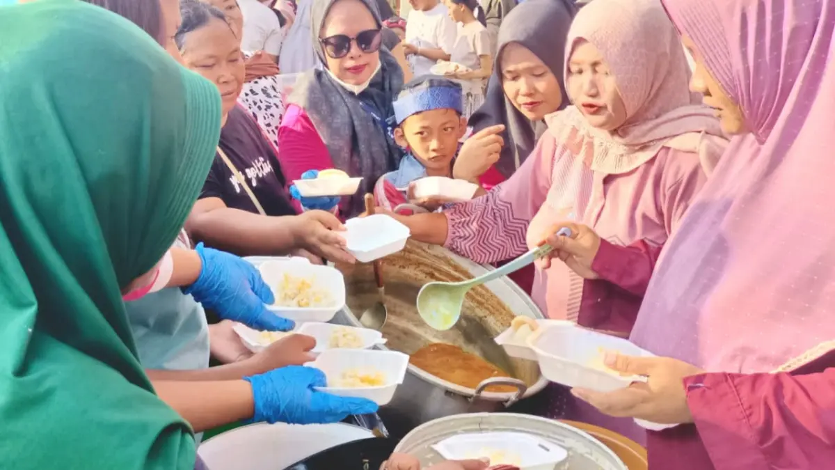 Warga berebut makanan dalam perayaan Lebaran Ketupat di Sukolilo Baru Surabaya yang menjadi tradisi turun temurun. (Rahmat Sudrajat/Radar Surabaya)