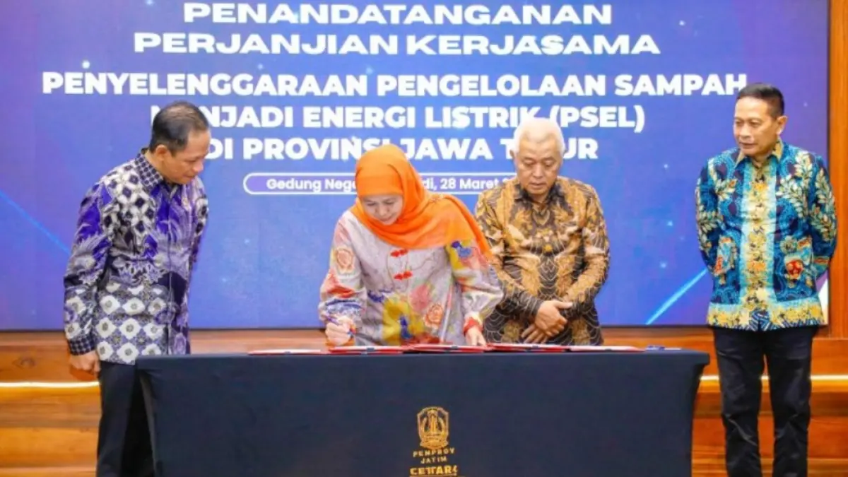 Gubernur Jawa Timur Khofifah Indar Parawansa  menandatangani perjanjian kerja sama (PKS) tentang pengolahan sampah menjadi energi listrik (PSEL) bersama tujuh bupati/wali kota di Surabaya Raya dan Malang Raya di Gedung Negara Grahadi Surabaya, Sabtu (28/3)./Biro Adpim Pemprov Jatim. 