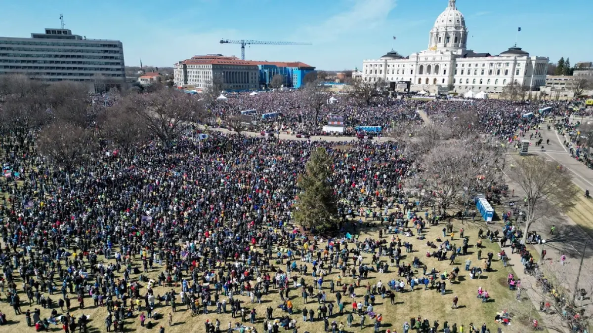 Di Washington DC, aksi berlangsung di kawasan National Mall dengan diwarnai slogan-slogan pro-demokrasi dan kritik terhadap Trump. Sementara itu, di Chevy Chase, Maryland, sekelompok lansia yang menggunakan kursi roda turut ambil bagian dengan membawa pesan-pesan seperti Lawan tirani. 