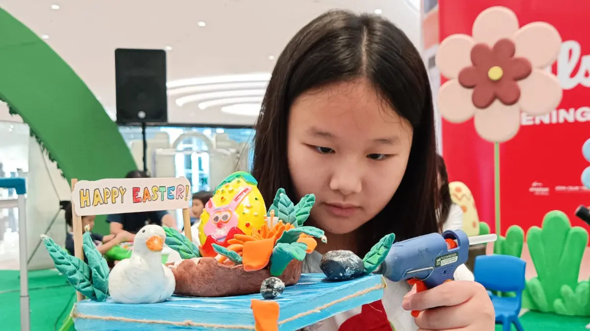 DEKORASI PASKAH: Caresse menunjukkan proses pengerjaan dekorasi telur paskah miliknya, dalam kegiatan menghias telur bertema Easter EggVenture di Ciputra World Surabaya, Minggu (29/3). (ANDY SATRIA/RADAR SURABAYA)