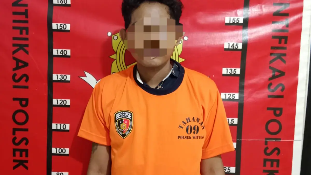 DIAMANKAN: Tersangka saat diamankan Polsek Wiyung. Ia merupakan eksekutor pencuri motor di toko parfum, Jalan Lakarsantri, Surabaya. (IST/RADAR SURABAYA)