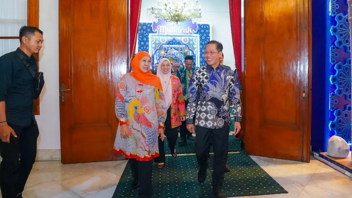 Gubernur Jawa Timur Khofifah  menjelaskan pengolahan sampah menjadi energi listrik. (IST) 