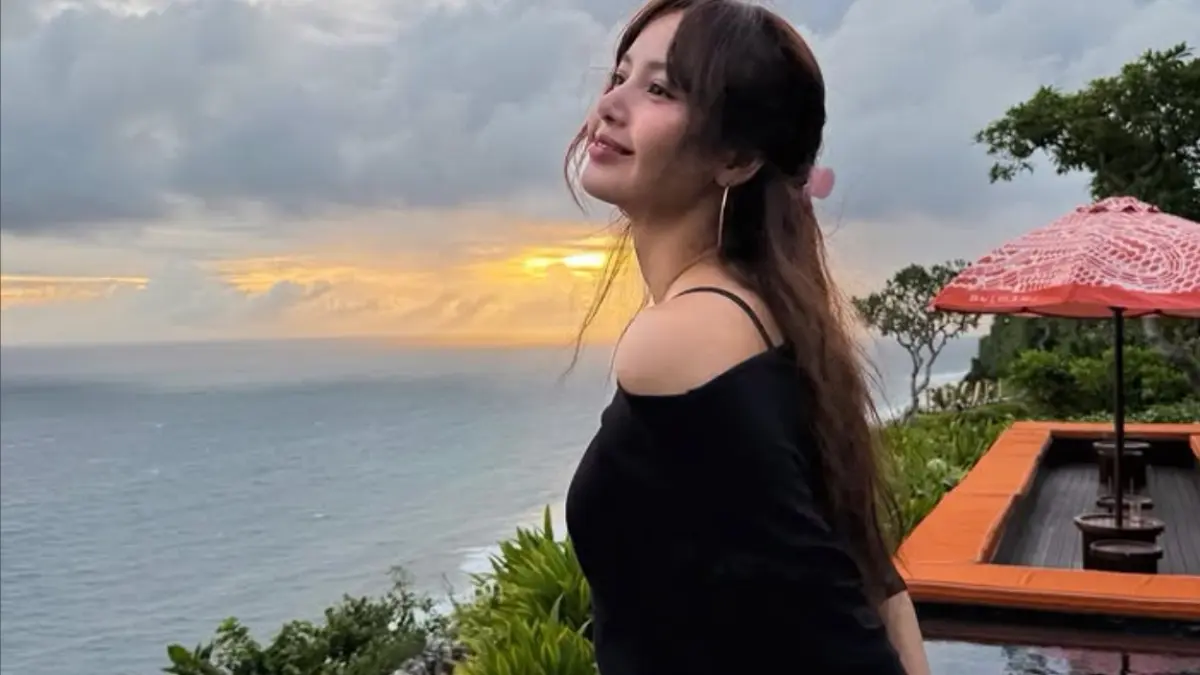 Lisa BLACKPINK saat menikmati pemandangan pantai di Bali dari atas ketinggian. (Instagram/@lalalalisa_m)