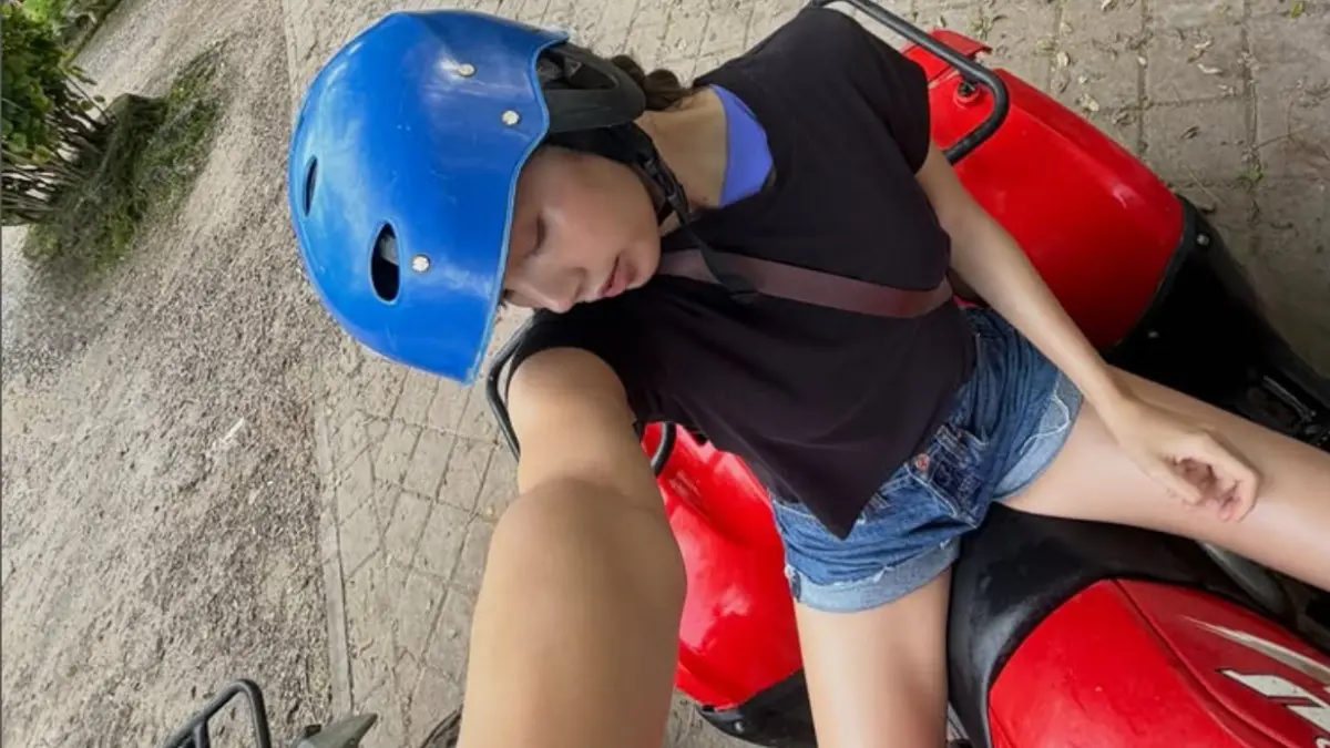 Lisa BLACKPINK usai bermain ATV. (Instagram/@lalalalisa_m)