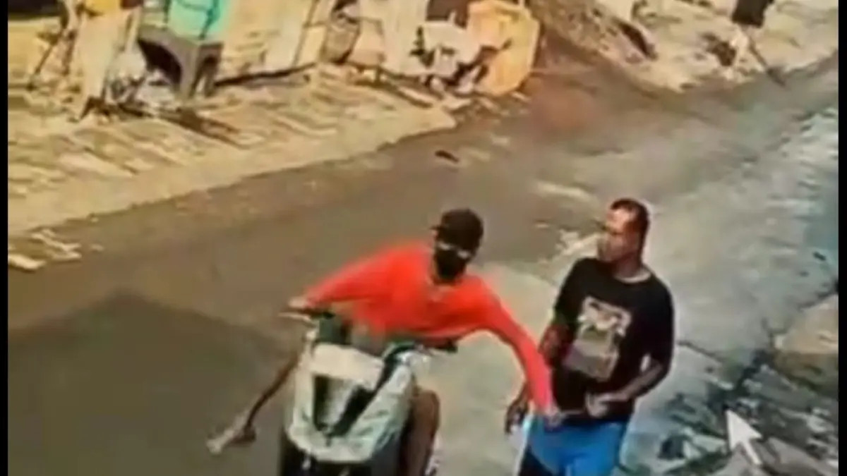 PAGI BUTA: Aksi pelaku jambret ponsel terekam CCTV saat beraksi di Jalan Makam Peneleh, Surabaya. (MAHRUS/RADAR SURABAYA)