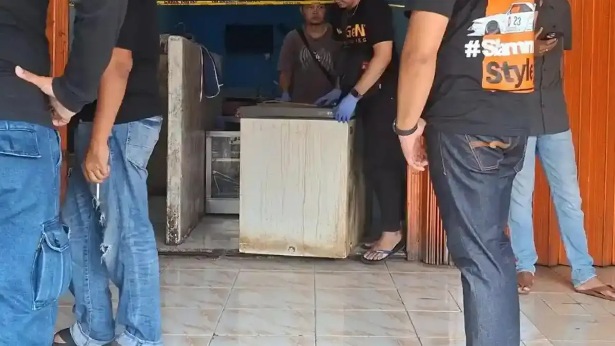 Polisi melakukan olah TKP dan mengamankan barang bukti di lokasi penemuan mayat dalam freezer di kedai ayam geprek. (Tribunnews)