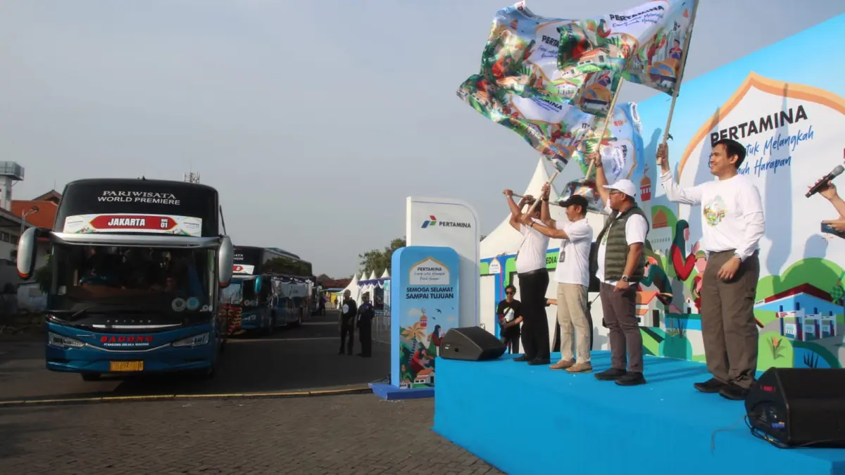 SIAP: Pemberangkatan peserta mudik dari garasi Damri Jagir Surabaya. (ABDULLAH MUNIR/RADAR SURABAYA)