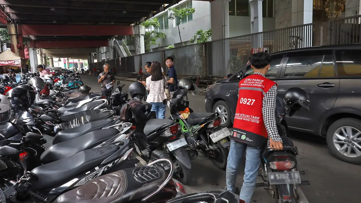 SOLUSI: DPRD Surabaya meminta pemberlakuan parkir nontunai harus dibarengi sanksi bagi pelanggar di lapangan.(IST/RADAR SURABAYA)