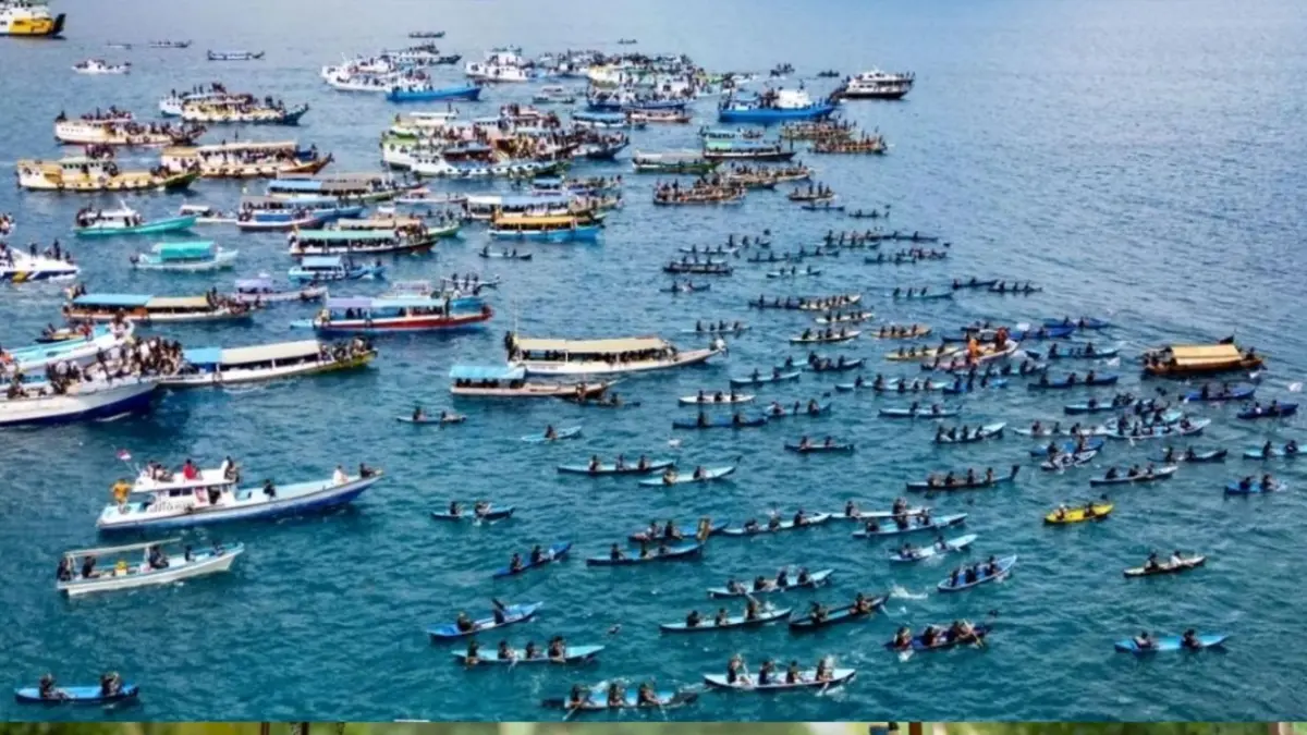 Arak-arakan perahu saat perayaan Semana Santa di Larantuka, NTT. (IST)