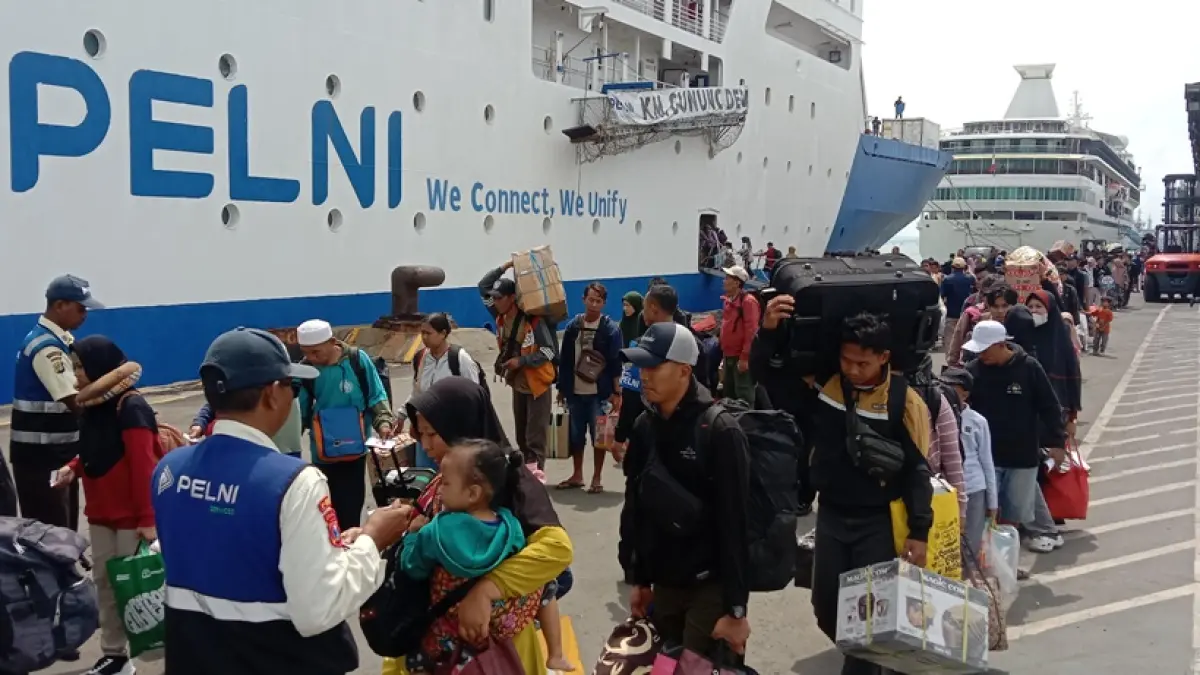 Arus penumpang kapal laut di Pelabuhan Tanjung Perak, Surabaya. (RAHMAT SUDRAJAT/RADAR SURABAYA)