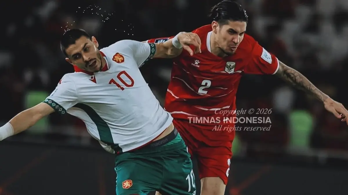 Kevin Diks (kanan) berebut bola dengan pemain Bulgaria/IG TimnasIndonesia. 