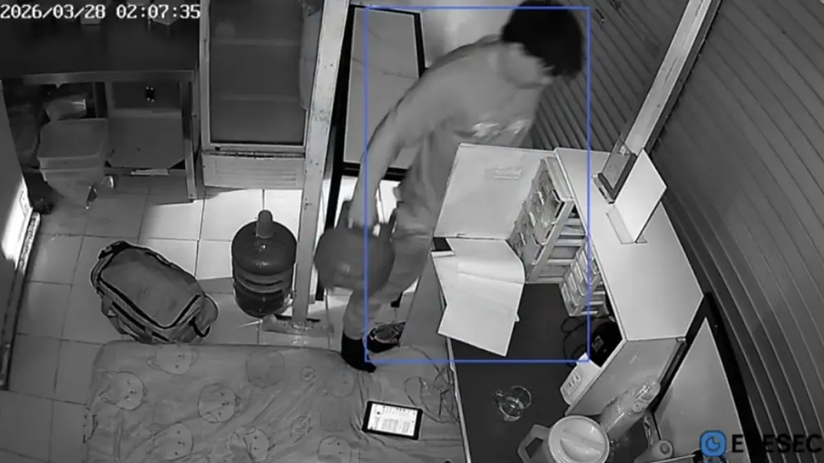 Pelaku pencurian di outlet donat di Jalan Kedung Rukem IV, Kedungdoro, Sawahan Surabaya trekam CCTV saat melakukan aksinya. (ISTIMEWA)