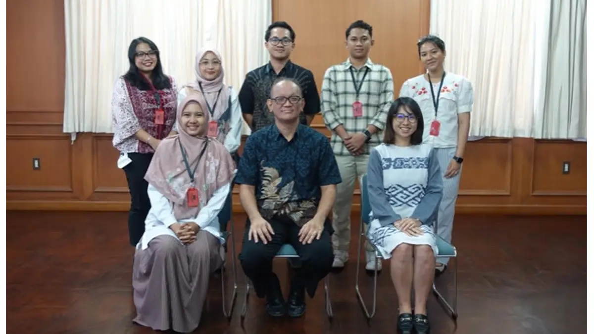
Penerima beasiswa MEXT, NoviyantiSantoso (kiri depan), Ishii Yutaka (tengah depan), dan  Morohira Kaori (kanan depan). (IST)
