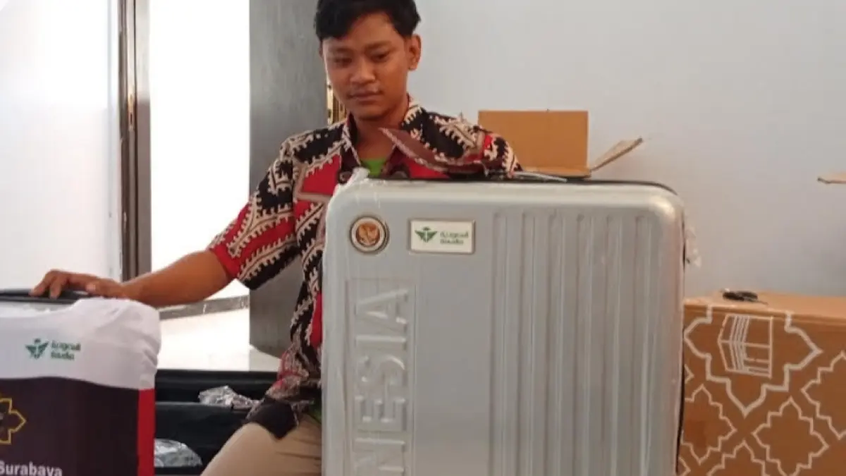 Petugas sudah mendistribusikan koper untuk jemaah haji/Rahmat Sudrajat