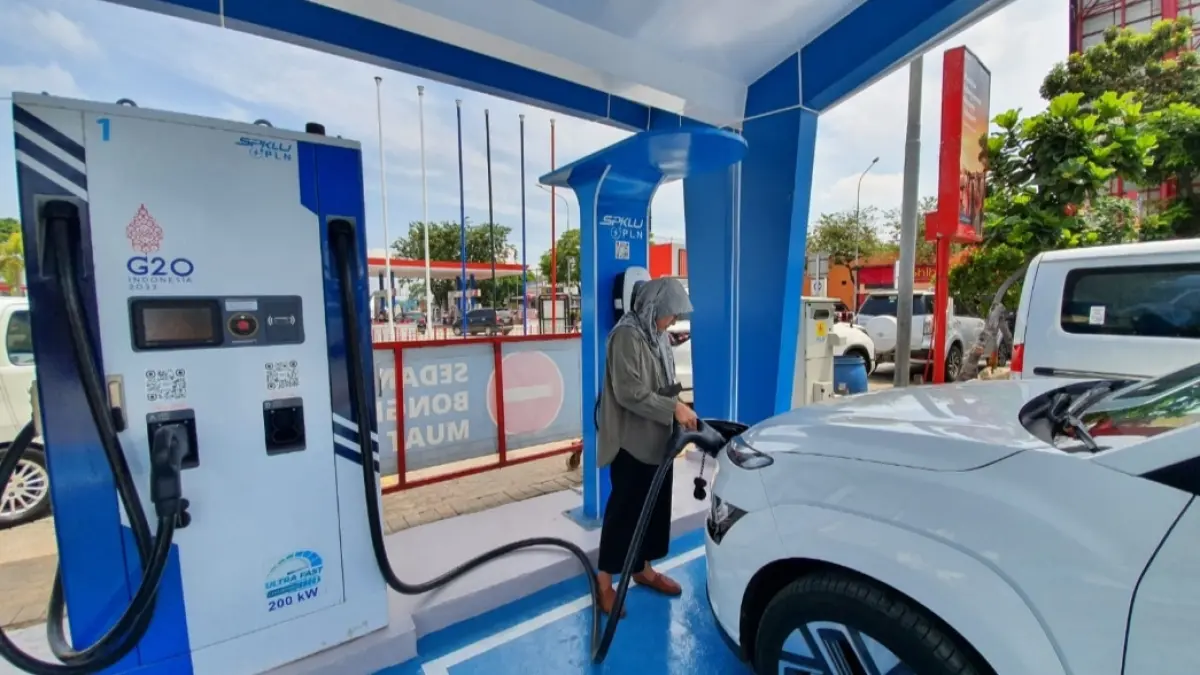 Salah satu Stasiun Pengisian Kendaraan Listrik Umum (SPKLU) di Surabaya. 