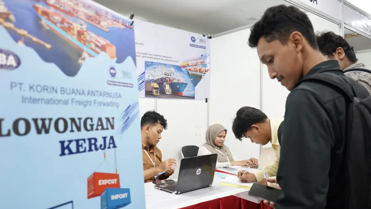 SOLUSI: Job fair menjadi salah satu alternatif Pemkot Surabaya atasi pengangguran. Namun, pihaknya juga menyiapkan industri lokal agar bisa serap tenaga kerja.(IST/RADAR SURABAYA)