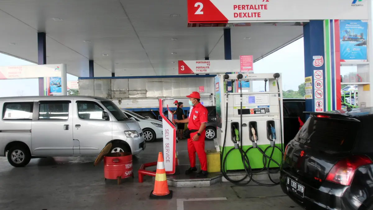 Di media sosial sempat viral isu pembatasan Pertalite hingga 50 liter per hari untuk mobil pribadi. (Abdullah Munir/Radar Surabaya)