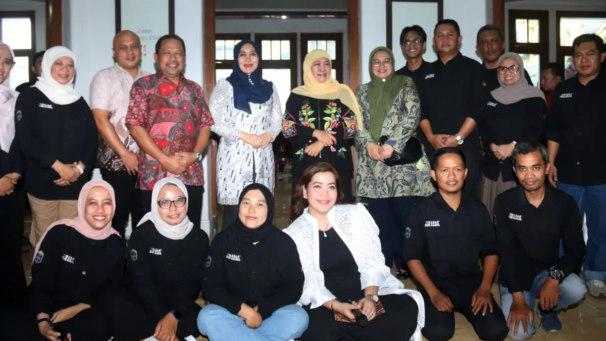 Gubernur Jawa Timur Khofifah Indar Parawansa dan anggota DPD RI Lia Istifhama berfoto bersama karyawan Radar Surabaya, Radar Sidoarjo, Radar Gresik serta MC Kiki Purwitasari. (ANDY SATRIA/RADAR SURABAYA)

