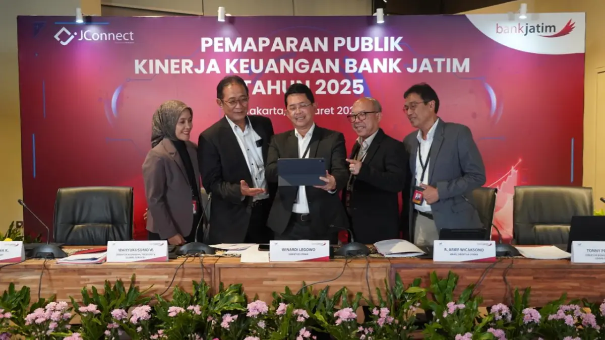 KINERJA OPTIMAL: Direktur Utama Bank jatim Winardi Legowo bersama (tengah) bersama jajaran direksi usai Pemaparan Publik Kinerja Keuangan Bank Jatim Tahun 2025 di Jakarta.