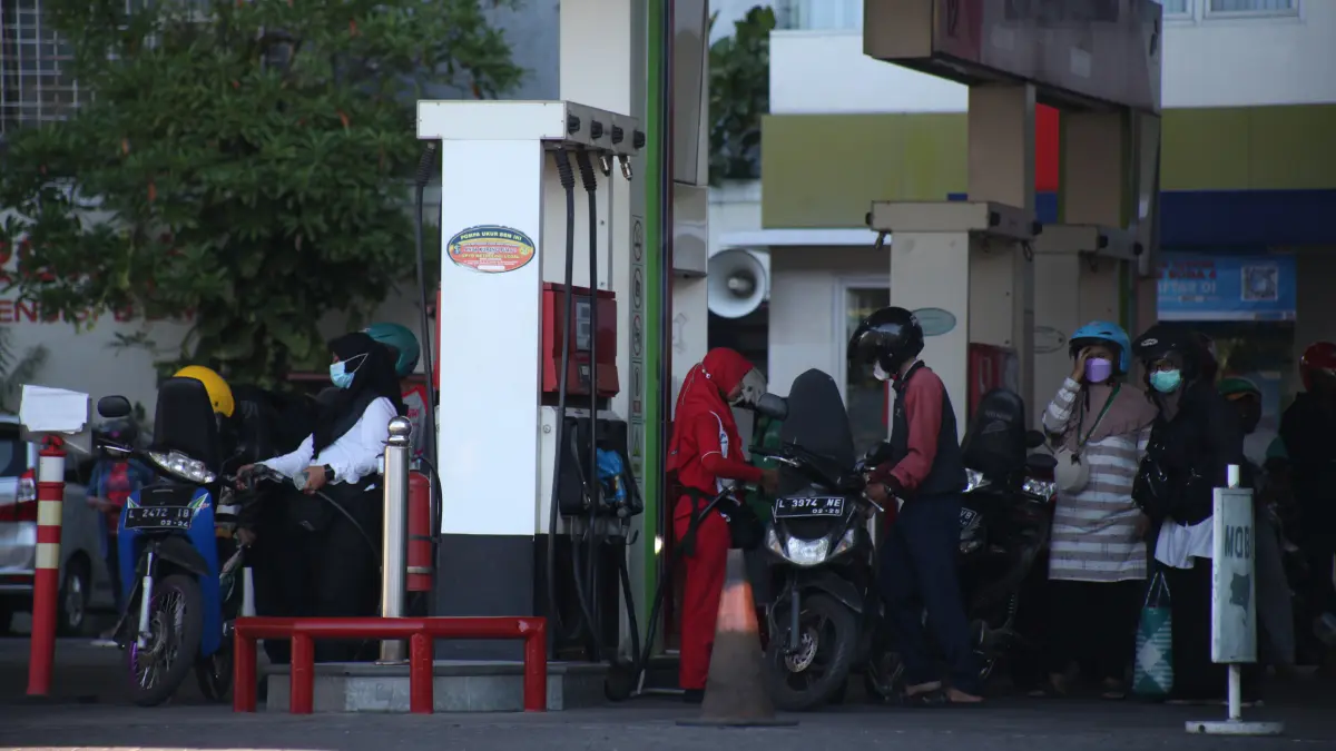 Masyarakat melakukan pengisian BBM di SPBU. (SURYANTO/RADAR SURABAYA)