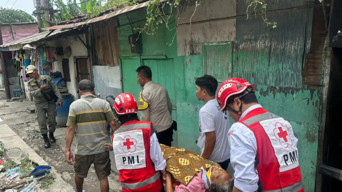 NAHAS : Petugas mengevakuasi korban Salamah, 73, yang terserempet lokomotif di perlintasan KA Jalan Masigit - Kalimas, Surabaya, Selasa (31/3).(IST/RADAR SURABAYA)