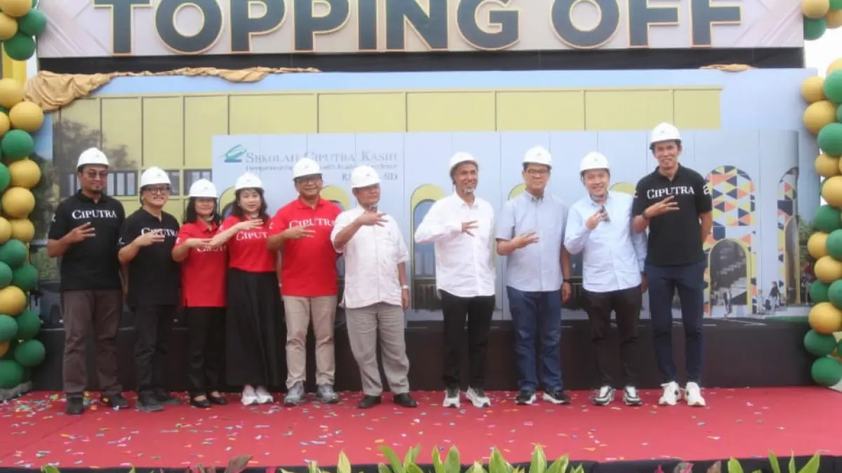 SEKOLAH BERKUALITAS: Sutoto Yakobus (empat dari kanan) bersama Direksi Ciputra Group, Mitra Bisnis dan Pimpinan Sekolah Ciputra Kasih memastikan Sekolah Ciputra Kasih di CitraLand City Kedamean akan mulai buka pada Juli 2026 nanti setelah melakukan proses topping off pembangunan gedung sekolah. (Abdullah Munir/Radar Surabaya)