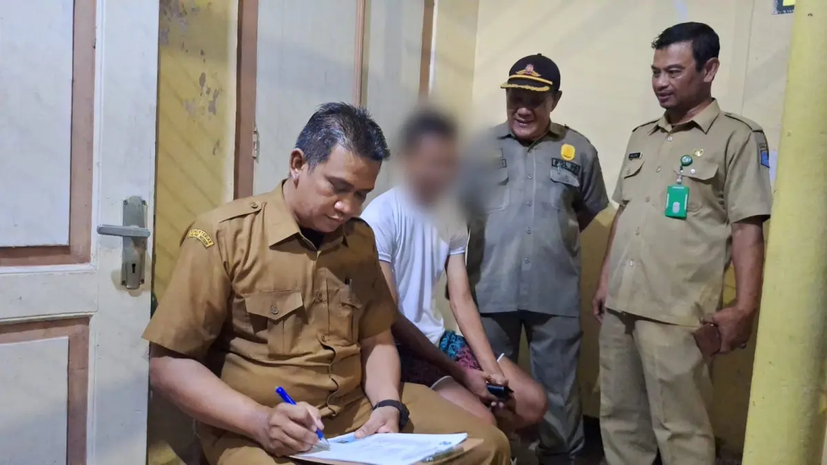 Satpol PP Surabaya melakukan pendataan dan pengecekan identitas para pendatang di Kota Pahlawan. (Humas Pemkot Surabaya)