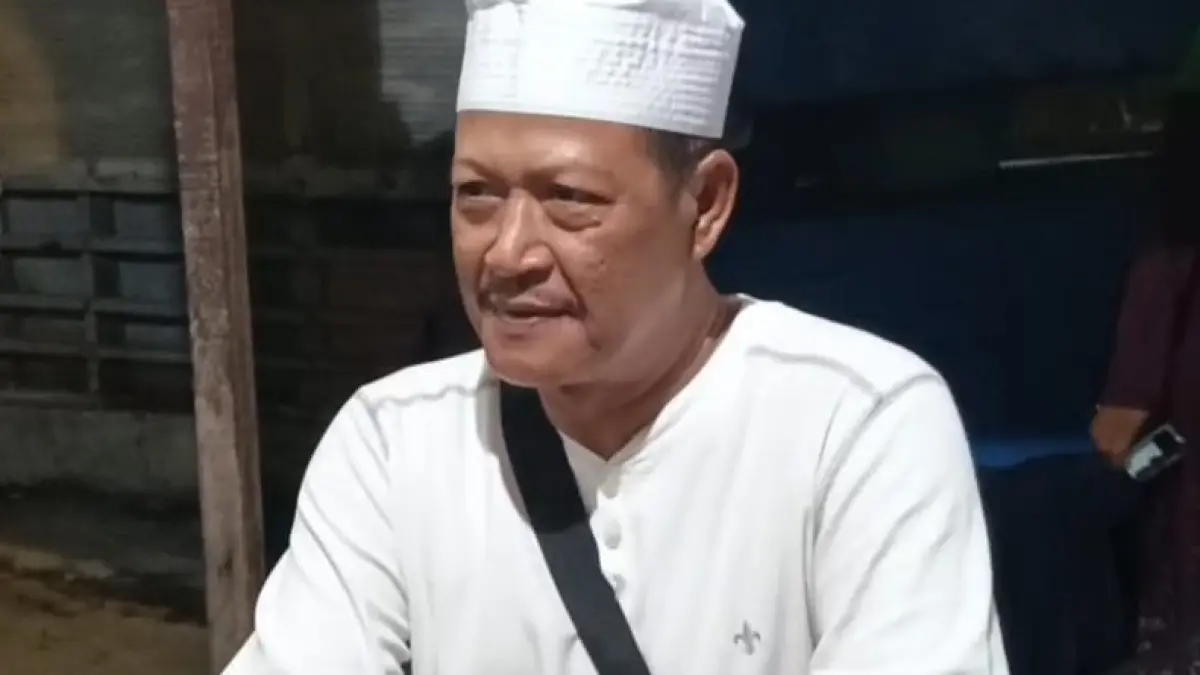 Syamsul Huda, jemaah umrah asal Kediri yang akan berangkat umrah Selasa (31/3) siang, memilih penerbangan langsung ke Jeddah. (Rahmat Sudrajat/Radar Surabaya)
