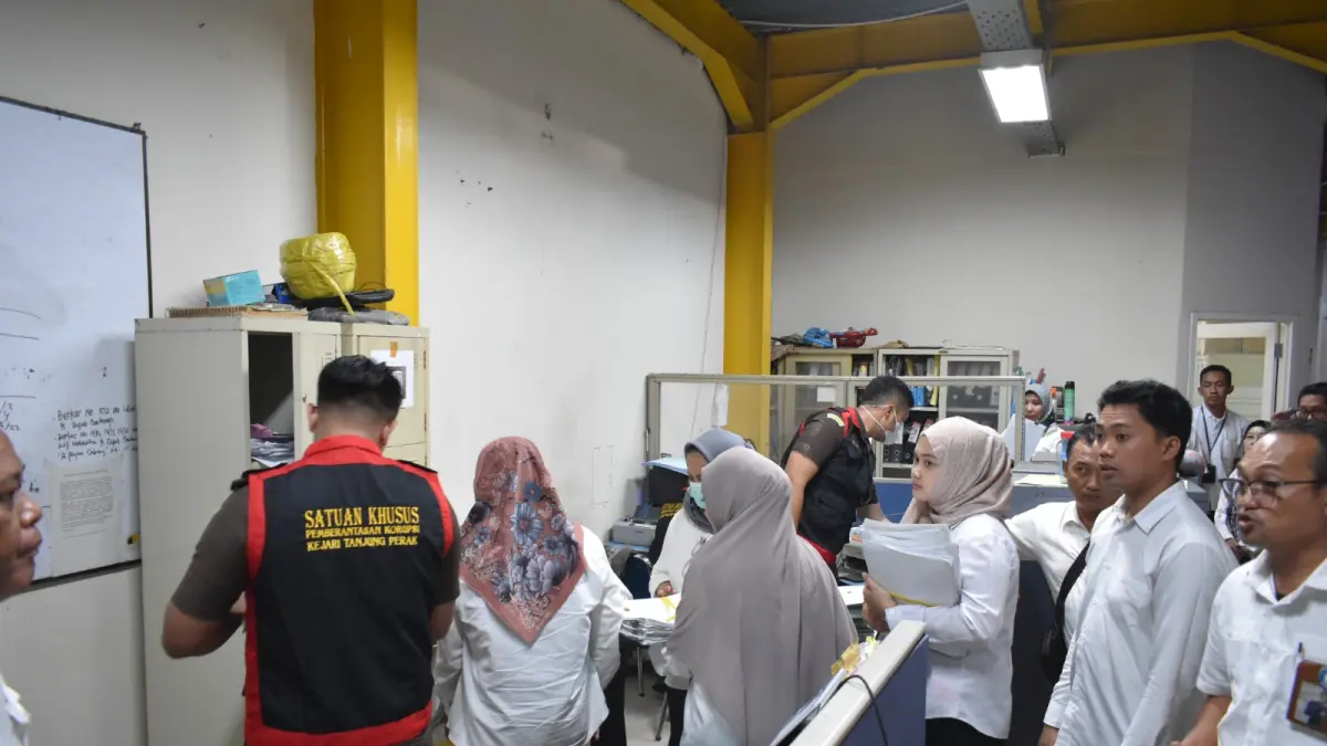 CEK: Kejari Tanjung Perak melakukan penggeledahan di kantor PD Pasar Surya.(IST/RADAR SURABAYA)