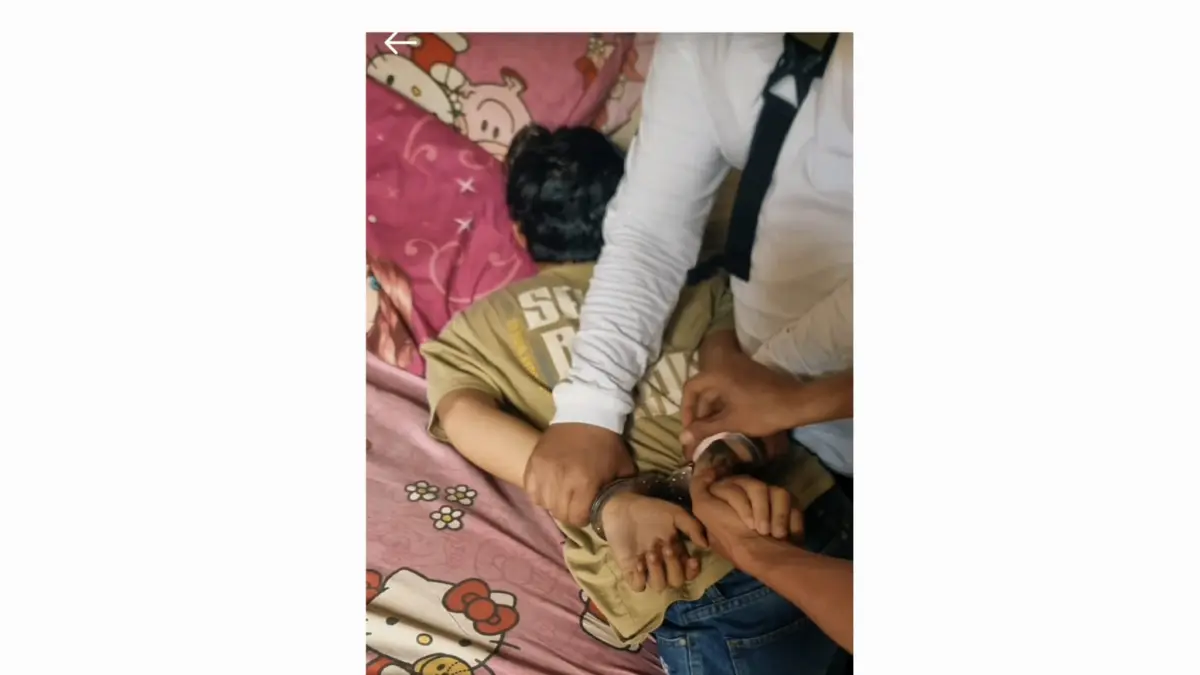 DISERGAP: Tersangka saat diamankan Satreskrim Polrestabes Surabaya. Ia ditangkap usai mencuri motor petugas kebersihan Pemkot Surabaya. (IST/RADAR SURABAYA)