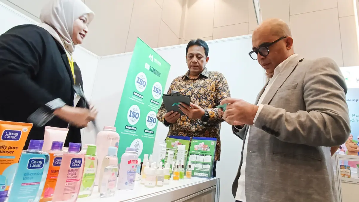 Ketua Umum Prastika, Andreas Bayu Aji (kiri) meninjau salah satu tenan produk-produk kosmetik. (ANDY SATRIA/RADAR SURABAYA)